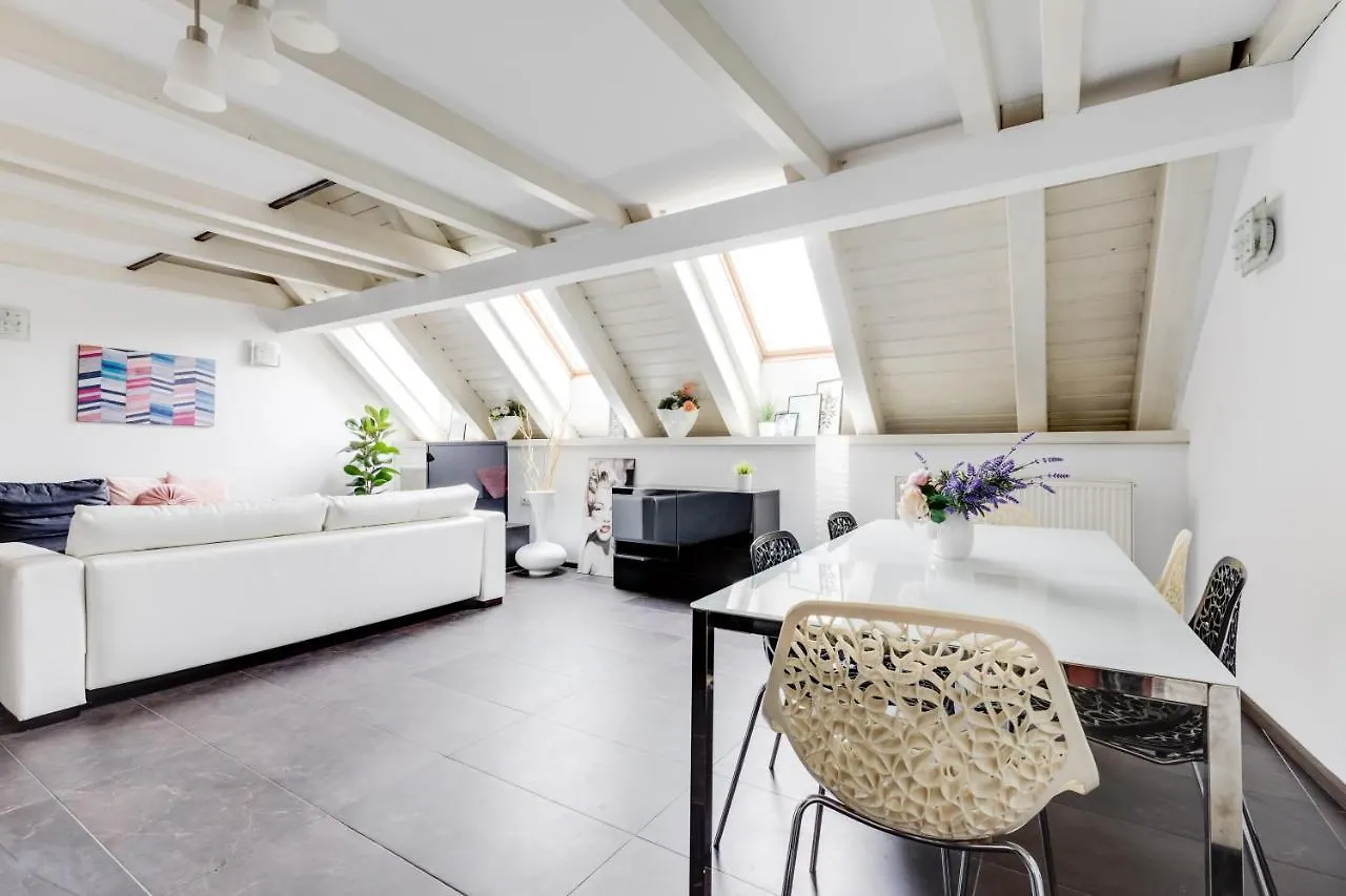 شقة Spacious Stylish Attic In The Heart Of The Center - Karlovo براغ