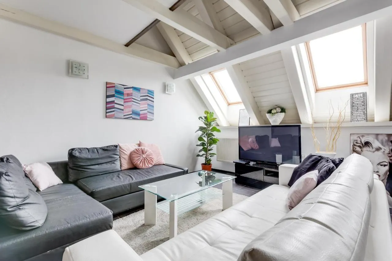 شقة Spacious Stylish Attic In The Heart Of The Center - Karlovo براغ